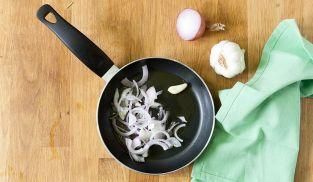 soffriggere le cipolle soffriggere le cipolle
