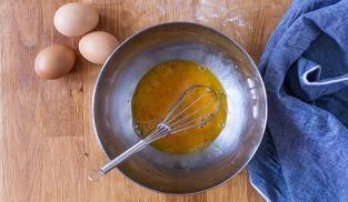 lavorare le uova in una ciotola