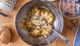 aggiungere al composto il prezzemolo e il prosciutto cotto