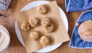 friggere le polpette di pane nell'olio caldo