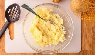 schiacciare le patate bollite schiacciare le patate bollite
