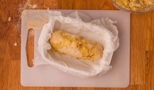 modellare con le mani l'impasto ed infornare il polpettone di tonno e patate modellare con le mani l'impasto ed infornare il polpettone di tonno e patate