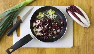 saltare in padella i porri e il radicchio saltare in padella i porri e il radicchio