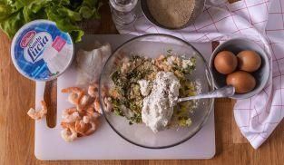unire in una ciotola la lattuga, le uova, i gamberi, la rana pescatrice e la ricotta unire in una ciotola la lattuga, le uova, i gamberi, la rana pescatrice e la ricotta