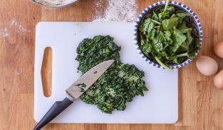 tritare finemente gli spinaci cotti tritare finemente gli spinaci cotti