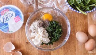 unire gli spinaci, le uova, la ricotta e il pepe unire gli spinaci, le uova, la ricotta e il pepe
