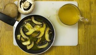 unire i funghi al brodo unire i funghi al brodo