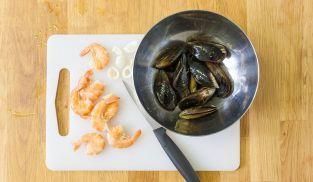 pulire le cozze e i gamberi pulire le cozze e i gamberi