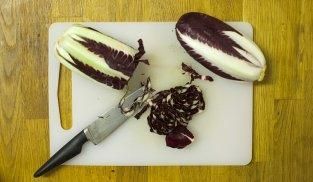 tagliare a pezzettini il radicchio tagliare a pezzettini il radicchio