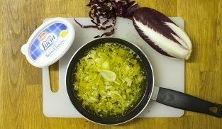 soffriggere in una padella la cipolla con il burro soffriggere in una padella la cipolla con il burro