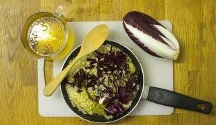 aggiungere il radicchio e il brodo vegetale aggiungere il radicchio e il brodo vegetale