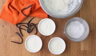 versare il composto di semifreddo allo yogurt in piccoli stampi versare il composto di semifreddo allo yogurt in piccoli stampi