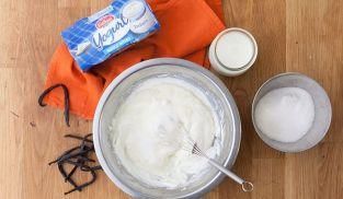 unire al composto lo yogurt intero unire al composto lo yogurt intero