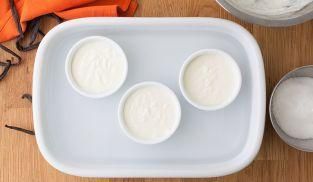 estrarre i pirottini di semifreddo dal frigorifero e servire estrarre i pirottini di semifreddo dal frigorifero e servire