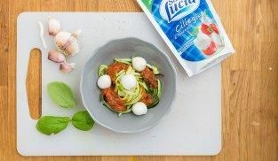 servire gli spaghetti di zucchine con la salsa e decorare con le mozzarelline servire gli spaghetti di zucchine con la salsa e decorare con le mozzarelline