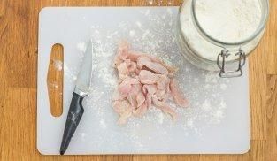 infarinare gli straccetti di pollo infarinare gli straccetti di pollo