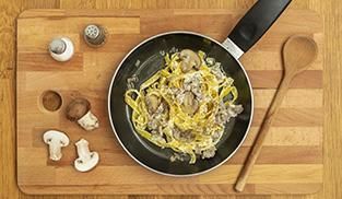 Saltatele per qualche minuto e le vostre tagliatelle funghi, salsiccia e ricotta Saltatele per qualche minuto e le vostre tagliatelle funghi, salsiccia e ricotta