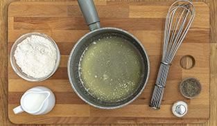 Preparate la besciamella per il timballo di zucchine. Fate sciogliere il Burro Santa Lucia, unite la farina setacciata e cuocete per un minuto. Preparate la besciamella per il timballo di zucchine. Fate sciogliere il Burro Santa Lucia, unite la farina setacciata e cuocete per un minuto.