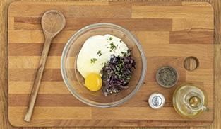 Incorporate alla besciamella con Certosa Galbani la crema di cipolla e radicchio e le uova Incorporate alla besciamella con Certosa Galbani la crema di cipolla e radicchio e le uova
