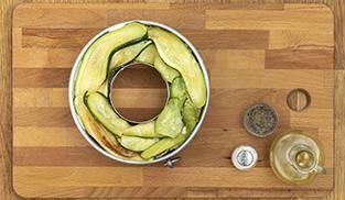 Prendete uno stampo per timballo e riempitelo per 2/3 con le zucchine grigliate. Riempite lo stampo con il composto preparato, chiudete con le altre zucchine e fate cuocere in forno a 180° per 50 minuti. Prendete uno stampo per timballo e riempitelo per 2/3 con le zucchine grigliate. Riempite lo stampo con il composto preparato, chiudete con le altre zucchine e fate cuocere in forno a 180° per 50 minuti.