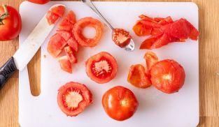 privare della pelle e tagliare a pezzettini i pomodori privare della pelle e tagliare a pezzettini i pomodori