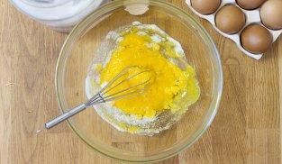 mescolare le uova con zucchero mescolare le uova con zucchero