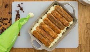 comporre gli strati di savoiardi e crema di mascarpone comporre gli strati di savoiardi e crema di mascarpone
