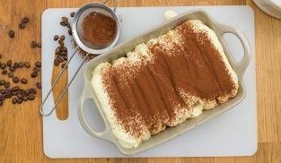ricoprire il tiramisù di cacao in polvere ricoprire il tiramisù di cacao in polvere