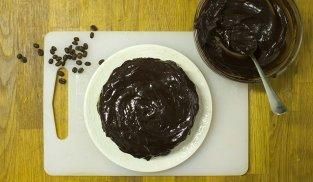 ricoprire la torta al caffé con il glacé al cioccolato ricoprire la torta al caffé con il glacé al cioccolato