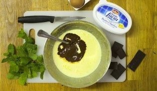 sbattere i tuorli con la frusta e unire il cioccolato fuso sbattere i tuorli con la frusta e unire il cioccolato fuso