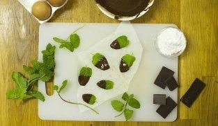 glassare le foglie di menta con la cioccolato glassare le foglie di menta con la cioccolato