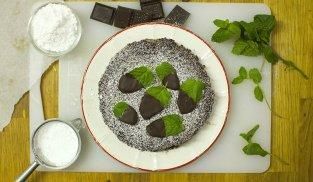 guarnire con le foglie di menta la torta al cioccolato fondente guarnire con le foglie di menta la torta al cioccolato fondente
