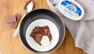 sciogliere a bagnomaria il cioccolato con il burro sciogliere a bagnomaria il cioccolato con il burro