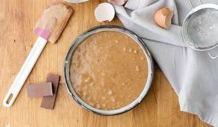 versare il composto per la torta al cioccolato in una teglia versare il composto per la torta al cioccolato in una teglia