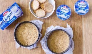 stendere nelle tortiere i biscotti frantumati stendere nelle tortiere i biscotti frantumati