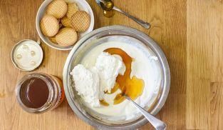 unire alla panna lo yogurt e il miele unire alla panna lo yogurt e il miele