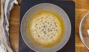 fondere in una padella la marmellata d'arance con l'acqua fondere in una padella la marmellata d'arance con l'acqua