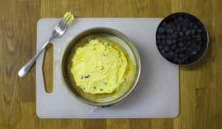 stendere la crema ottenuta sul disco di pasta sfornato stendere la crema ottenuta sul disco di pasta sfornato
