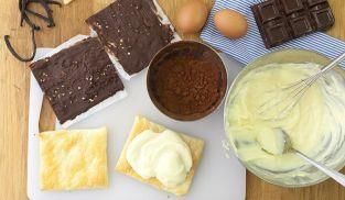 farcire i fogli di pasta sfoglia con la cioccolata e la crema farcire i fogli di pasta sfoglia con la cioccolata e la crema