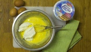 lavorare con le fruste il composto e aggiungere il mascarpone lavorare con le fruste il composto e aggiungere il mascarpone