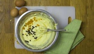 unire alla crema i canditi d'arancia e le gocce di cioccolato unire alla crema i canditi d'arancia e le gocce di cioccolato