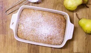 servire la torta di pere con dello zucchero a velo servire la torta di pere con dello zucchero a velo