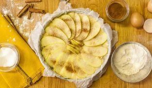 cospargere la torta rustica di mele con la cannella cospargere la torta rustica di mele con la cannella