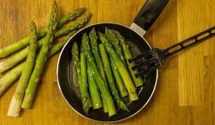 cuocere gli asparagi