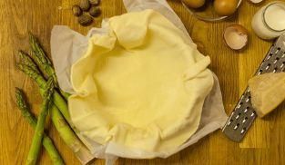 stendere la pasta sfoglia in una tortiera stendere la pasta sfoglia in una tortiera