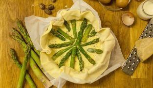 disporre gli asparagi a raggiera all'interno della pasta sfoglia disporre gli asparagi a raggiera all'interno della pasta sfoglia
