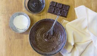lavorare cioccolata, tuorli e zucchero lavorare cioccolata, tuorli e zucchero