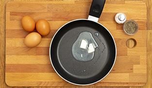 Uova al tegamino con formaggio