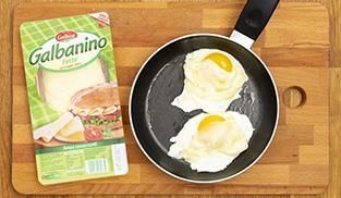 Uova al tegamino con formaggio Uova al tegamino con formaggio