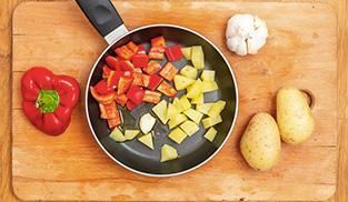 peperoni e patate in padella peperoni e patate in padella